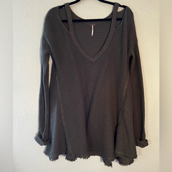 Free People Cold Shoulder Green Waffle Knit Raw Hem Oversized Top Size M - Picture 2 of 8